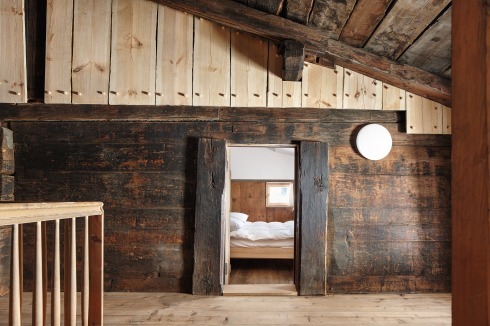 Blick vom Flur des ersten Obergeschosses, mit ergänzter Wandverschalung, in eines der Hotelzimmer<br />