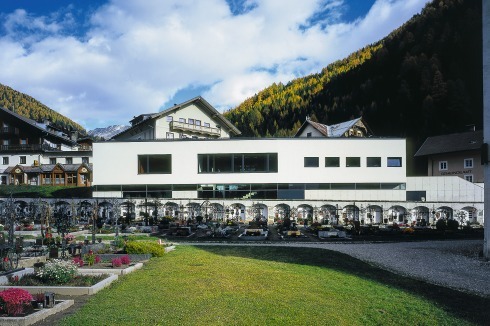 Das „Glocknerhaus“ (1997–2000) auf einem schmalen Grundstück zwischen Friedhofsmauer und Straße: <br />Servicecenter für Gemeindebürger und Gäste, mit Tourismusbüro, Informationsstelle des Nationalparks Hohe Tauern, Bank­filiale und einer Ausstellung zum Großglocker, dem höchsten Berg Österreichs<br />