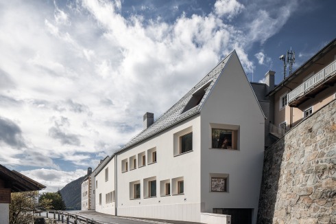 Das Kulturhaus (2009–2013) mit Veranstaltungssaal, Tagesheim für Senioren, Praxisräumen für den Sprengelarzt und Gaststube des angrenzenden Gasthofs (Ködnitzhof), besetzt den Standort des abgebrochenen alten Gemeindehauses<br />