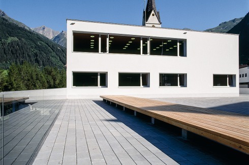 Mit der großen Terrasse auf dem Dach der Feuerwehr hat der Ort erstmals einen Dorfplatz erhalten.<br />