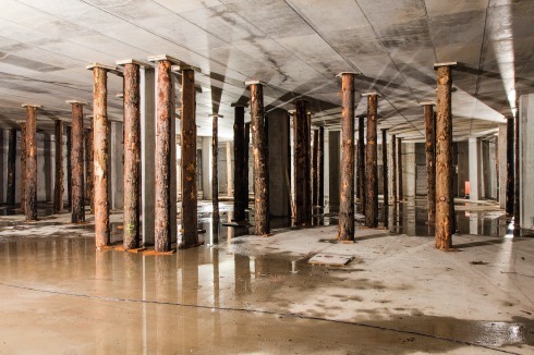 Unter dem Schlosshof wurden 143 Baumstämme als Abstützungen eingefügt, weil oben Baufahrzeuge <br />herumfahren<br />