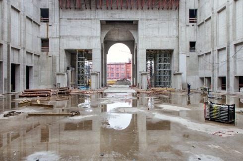 Die spätere überdachte Eingangshalle „Agora“ hinter dem Eosander-Portal, im Hintergrund die Folie von Schinkels Bauakademie<br />