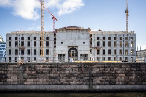 Blick vom Schinkelplatz auf die Westfassade mit dem Eosander-Portal, über dem die Kuppel bis zu 60 Meter emporragen wird<br />