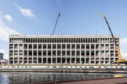 Die 117 Meter lange Rasterfassade auf der Ostseite, eine Neugestaltung durch Franco Stella <br />