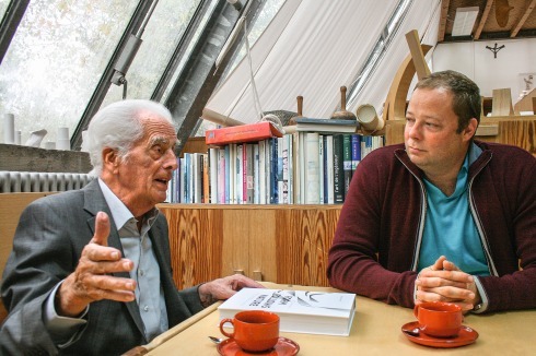 Rudolf Finsterwalder (rechts) ist Architekt und leitet seit 2000 zusammen mit Maria Finsterwalder das Büro Finsterwalder Architekten. Zuvor arbeitete er in Berlin bei Ortner &amp; Ortner und in Porto bei Álvaro Siva. Er ist Herausgeber des Buches „Form Follows Nature“.<br />