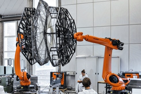 Roboter fertigen an der Universität Stuttgart die Faserverbundelemente durch kernloses Wickeln<br /><br />