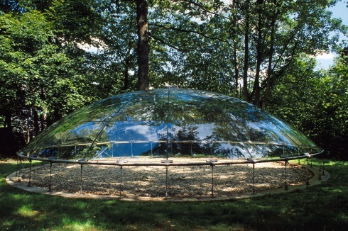 Die Stuttgarter Schale spannt 8,5 m weit – ohne metallische Tragstruktur. Die 10 mm starken Glasscheiben sind nur durch schmale Klebefugen miteinander verbunden. Seit 12 Jahren trotzt sie Wind und Wetter.<br />