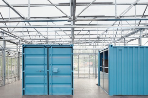 Die Membrandecke, die zur Verschattung dient, ist noch nicht eingezogen. Als Nebenräume dienen Fracht-Container.<br />