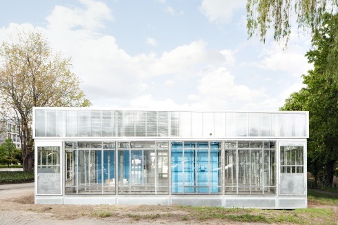 Die Dachkonstruktion ist mit Polycarbonat-Steg­platten verkleidet und bildet den Rahmen für die alten Fenster, die zugleich Exponate sind<br />