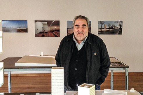 Eduardo Souto de Moura mit seinem Werk im Pavillon seines Kollegen und ehemaligen Lehrers Álvaro Siza<br />