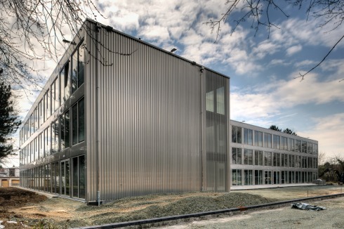 Das 3x9-Meter-Modul prägt die Proportionen des Hauses, ohne sich als Gliederungselement in den Vordergurnd zu spielen<br />