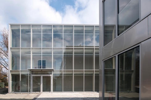 Blick von Westen auf Eingang und Flur des Osttrakts. Rechts die Klassenzimmer; das Fenster mit der superdünnen Glasbrüstung ist ein zugelassenes System des Herstellers<br />