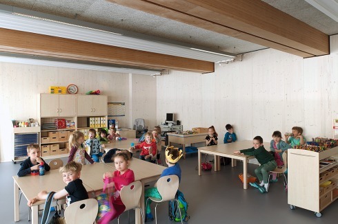Lasierte Fichte, Buche, graues Linoleum, Heraklitdecke: Die Klassenräume geben den (farbenfrohen) Aktivitäten der Kinder den angemessenen Rahmen<br />