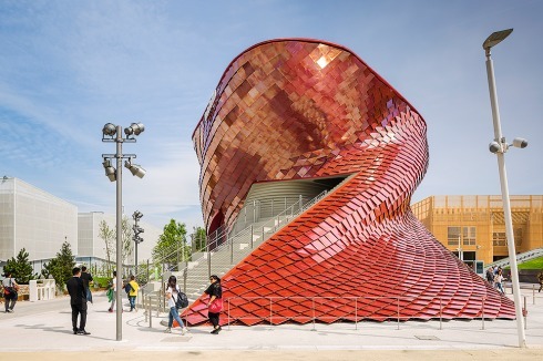 Das chinesische Immobilienunternehmen Vanke engagierte Daniel Libeskind und die italienische Fliesenindustrie für seinen 12 m hohen Werbepavillon. Innen erschreckt ein Labyrinth mit 300 Screens.<br />