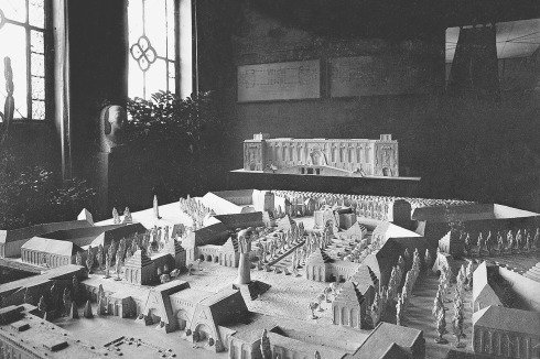 Das auf der Frühjahrsausstellung des Hannoveraner Kunstvereins 1917 gezeigte TET-Stadt-Modell. Blick auf den Vorplatz des Verwaltungsgebäudes, die Rückfront des Eingangstores, die TET-Säule und die Wohnstadt. Im Hintergrund das Verwaltungsgebäude als Detailmodell<br />