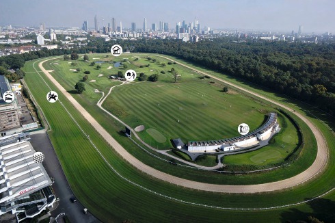 Mit jährlich sieben Renntagen (2014) ist die Anlage nicht ausgelastet. Das Innere des Ovals ist noch an einen Golfklub verpachtet. Am linken Bildrand: die Tribüne und ein Hotelbau<br />