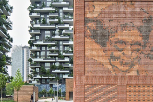 Das Haus steht in unmittelbarer Nähe der beiden Wohntürme Bosco Verticale von Stefano Boeri. Südlich und östlich ragen neue Bürotürme empor. Die Fassaden des Neubaus sind in verschiedene Felder untergliedert. Sie zeigen u.a. Porträts anonymer Mailänder Bürger, die man von Fotos aus Archiven übernommen hat.<br />