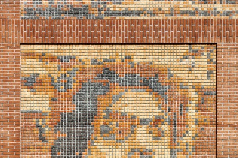 Fassadendetail mit einem der anonymen, 4,6 x 4,6 m großen Porträts, das sich aus 5,5 x 5,5 cm kleinen Steinen in sechs Farbtönen zusammensetzt.<br />