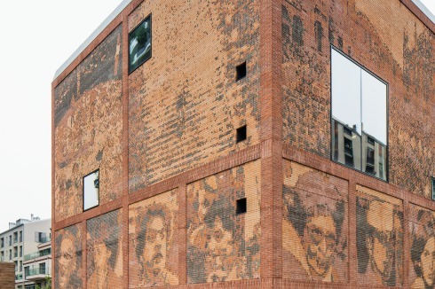 Die bündig in die Fassade eingefügten Fenster lockern den 20 x 35 x 17,5 m großen Block auf. Er steht an der Via de Castillia unmittelbar an der Kante zum neuen Stadtviertel Porta Nuova. Im oberen Teil der Fassaden werden historische Szenen gezeigt, die das Ringen um Freiheit und Demokratie illustrieren. Für die Architekten stehen die polychromen Ziegelfassaden in der Lombardischen Tradition, z.B. des Ospedale Maggiore und der Kirche Santa Maria delle Grazie.<br />