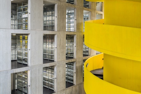 Allein die markante Spiraltreppe mit flachen und tiefen Stufen hebt sich deutlich ab. Das Erdgeschoss steht für Vorträge und Ausstellungen zur Verfügung.<br />