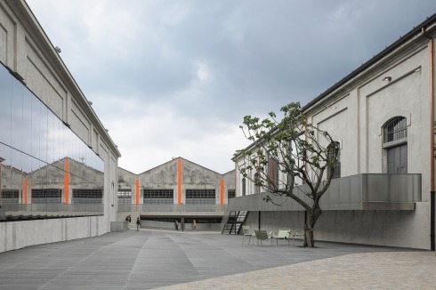 Blick in den Hof, links der Kinosaal- und Veranstaltungssaal mit Spiegelfassade, die sich öffnen lässt; im Hintergrund die Bauten der ständigen Sammlung<br />