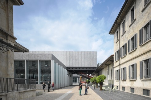 Der Hauptweg führt an der Nordseite durch das Quartier. Links die neue Halle für temporäre Ausstellungenmit einem auf Stahlträgern ruhenden Riegel<br />