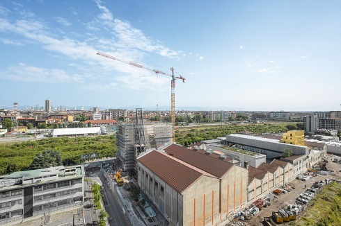 Isarco nahe der Porta Romana von einem Wohnhochhaus aus. Im Hintergrund die Baustelle des großen Turms für die Stiftung. Ganz rechts: Die neue Halle „Podium“ und das ehemalige Gebäude des Firmenbesitzers, das jetzt für Büros genutzt wird.<br />