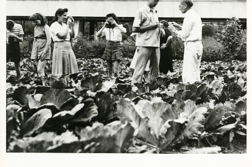 <span class="Bold"> Fotografieunterricht mit Josef Albers, Lake Eden Campus, um 1944</span><br />