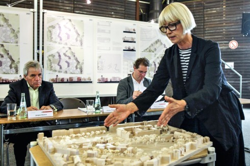 Die Juryvorsitzende Jórunn Ragnarsdóttir erklärt der Presse den siegreichen Wettbewerbsentwurf für die Bildungslandschaft Altstadt Nord in Köln <br />Foto: Kölner Stadtanzeiger/Bause<br />