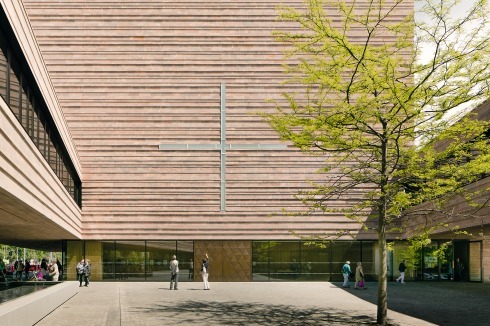 Ein Pfarrhof, der gleichzeitig als öffentliche Passage und als Mittelpunkt von Kirche und Gemeindezentrum fungieren soll, ist eine heikle Entwurfsaufgabe, die hier aber erfolgreich gelöst zu sein scheint<br />