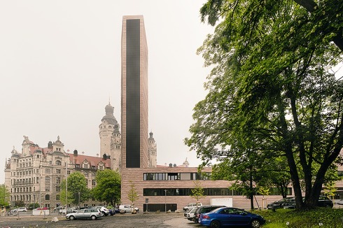 Blick vom bislang unbebauten Grundstück südlich der Nonnenmühlgasse, der Turm trägt an dieser Seite Photovoltaikmodule<br />
