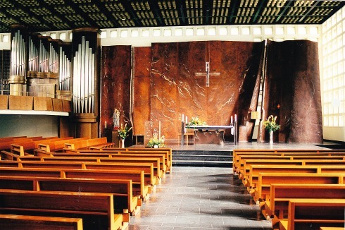 Innenraum der Kirche mit Altarrückwand von Achim Kühn.<br />