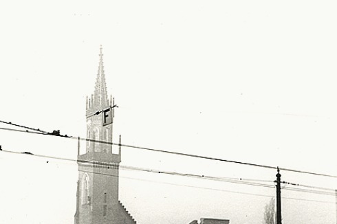 Sprengung der Kriegsruine der Trinitatiskirche im November 1954<br />