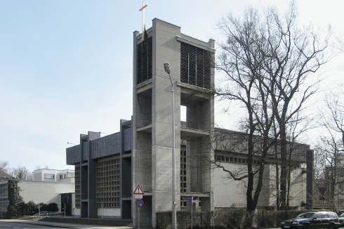 Zweite Trinitatiskirche mit Glockenturm in der Emil-Fuchs-Straße, im Anschnitt am linken Bildrand das Pfarrhaus.<br />