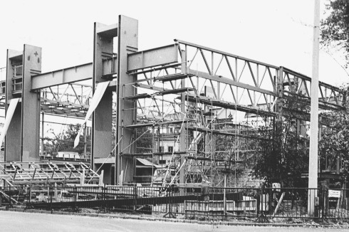Montage des Stahlskeletts der Kirche.<br />