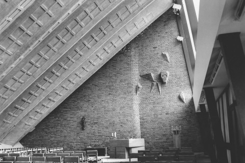 Katholische St.Gabriel-Kirche, 1968–70, in Wiederitzsch (1999 nach Leipzig eingemeindet), Architekt: Peter Weeck.<br />