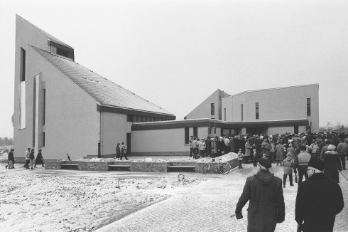 Kath. St. Martin-Kirche, 1983–85, in Leipzig-Grünau, Architekten: Manfred Fasold, Dieter Hantzsche<br />