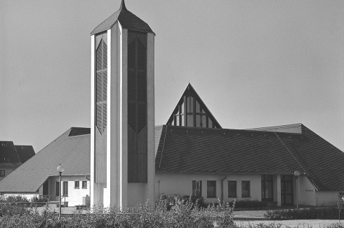 Ev.-luth. Pauluskirche, 1981–83, in Leipzig-Grünau, Architekten: Gerhart Pasch, Rainer Ilg<br />