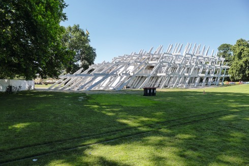 Aus 164 Brettschichtbalken besteht der Pavillon im Karlsruher Schlossgarten. Wenn die Feierlichkeiten zum 300. Stadtgeburtstag Ende September vorbei sind, wird das Fichten-Bauholz zum Einkaufspreis verkauft.<br />