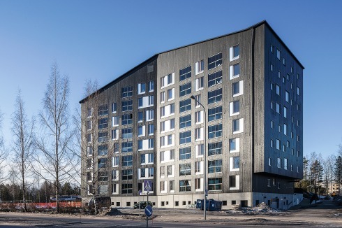 Die Fichtenholzfassade zur Straße wurde dunkel gestrichen.<br />