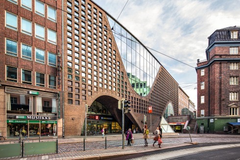 Die Bibliothek ersetzt ein Waren- und ein Parkhaus aus den 1970er Jahren. Zur Hauptstraße Kaisaniemenkatu wurde im Erdgeschoss ein Supermarkt untergebracht.<br />