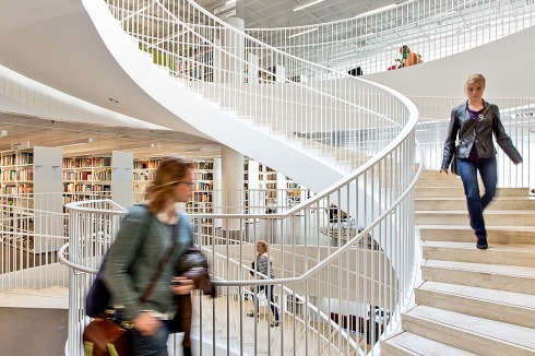 In der Mitte des Hauses schraubt sich eine Wendeltreppe durch die Freihandbereiche in die Höhe.<br />