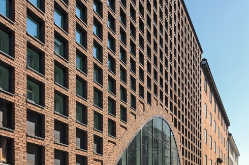Die auffällig gegliederte Fassade der Bibliothek fügt sich aufgrund des verwendeten Backsteins dennoch in die Umgebung ein. Blick in die Straße Vuorikatu und auf den Haupteingang der Bibliothek<br />