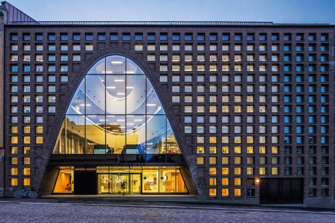 Auch zur ruhigen Fabianinkatu hat die Bibliothek mit einem parabelförmigen Bogen und der quadrierten Ziegelfläche einen großen Auftritt.<br />