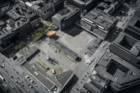 Die Kapelle befindet sich im Zentrum von Helsinki, in der Nähe des Hauptbahnhofs. Links vorne der berühmte „Glaspalast“ aus dem Jahr 1936<br />