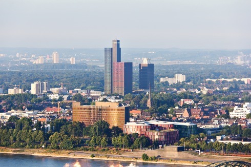 Die Hochhäuser von Deutschlandfunk und Deutscher Welle in Köln im Jahr 2013. In der Bildmitte: Das schlanke Doppelhochhaus der Deutschen Welle steht auf einem ausgedehnten Unterbau mit Tiefgarage, Technikzentrale und Gemeinschaftseinrichtungen.<br />