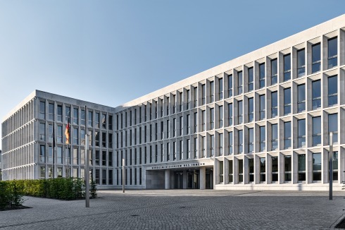 Der gepflasterte „Stadtplatz“ mit den Buchenhecken. Blick vom Wachgebäude auf den Haupteingang<br />