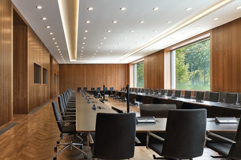Einer der Konferenzräume mit Panoramafenstern. Auch hier liegt die gesamte Technik im Verborgenen.<br />