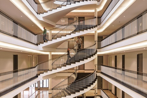Die große Treppe des Altbaus konnte nicht erhalten werden und wurde rekonstruiert. Die Treppenhalle war früher zur Rückseite verglast und setzt sich heute mit den offenen Gängen in den Neubau fort.<br />