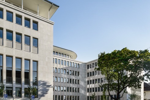 Der neue Hof an der Falkstraße mit dem niedrigen, tiefer liegenden Eingang ins Sockelgeschoss <br />